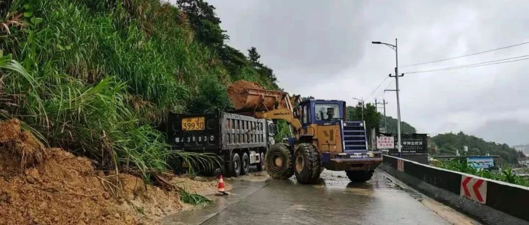 強(qiáng)降雨致福鼎多路段溜方，搶險人員全力以赴忙搶通