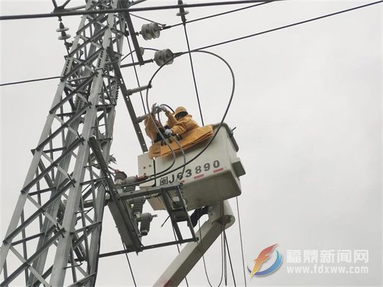 市供電公司：首次開展帶負荷新增開關帶電作業