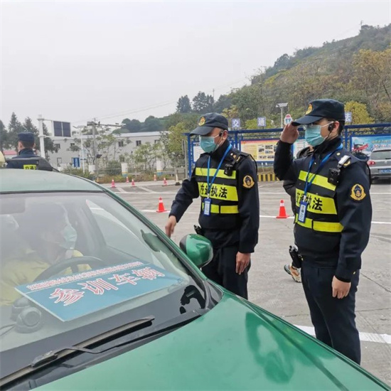 這樣的交通執法能力PK賽，你一定沒看過！