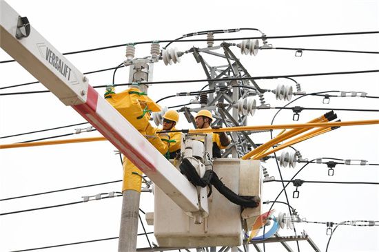 市供電公司：帶電立桿 保障企業節前正常生產