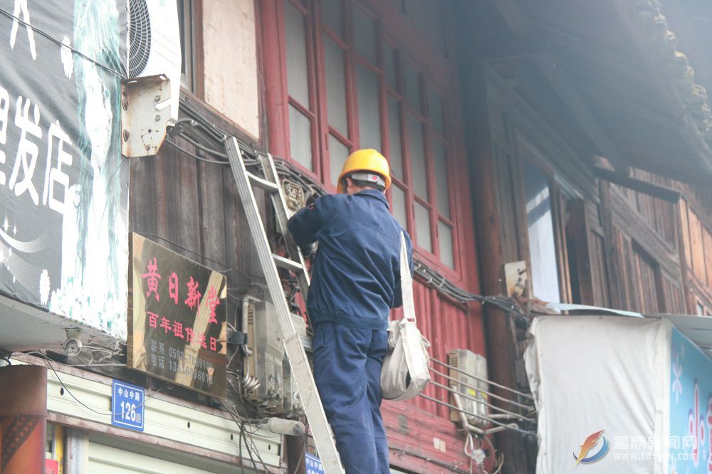 全力推進“三線”整治 持續刷新社區“顏值”