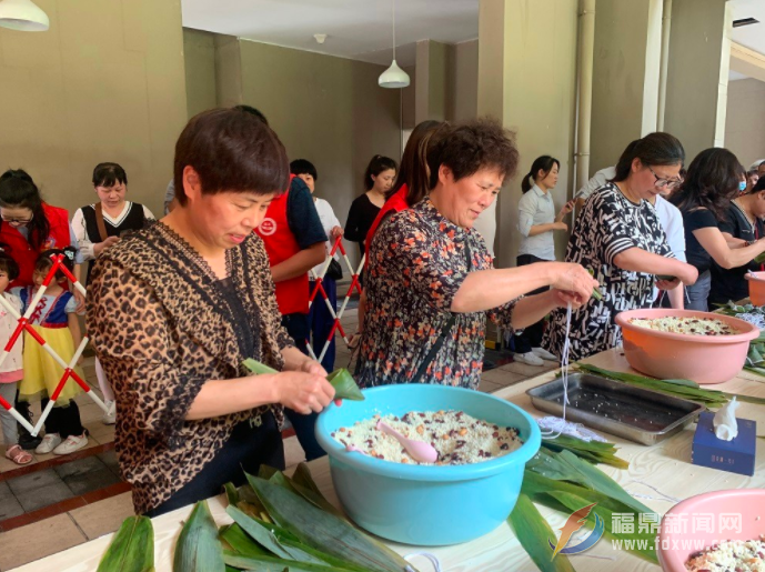 鎮邊社區：包粽子迎端午 聚起濃濃“鄰里情”