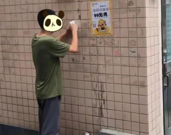 亂貼“小廣告”，一男子被處罰！