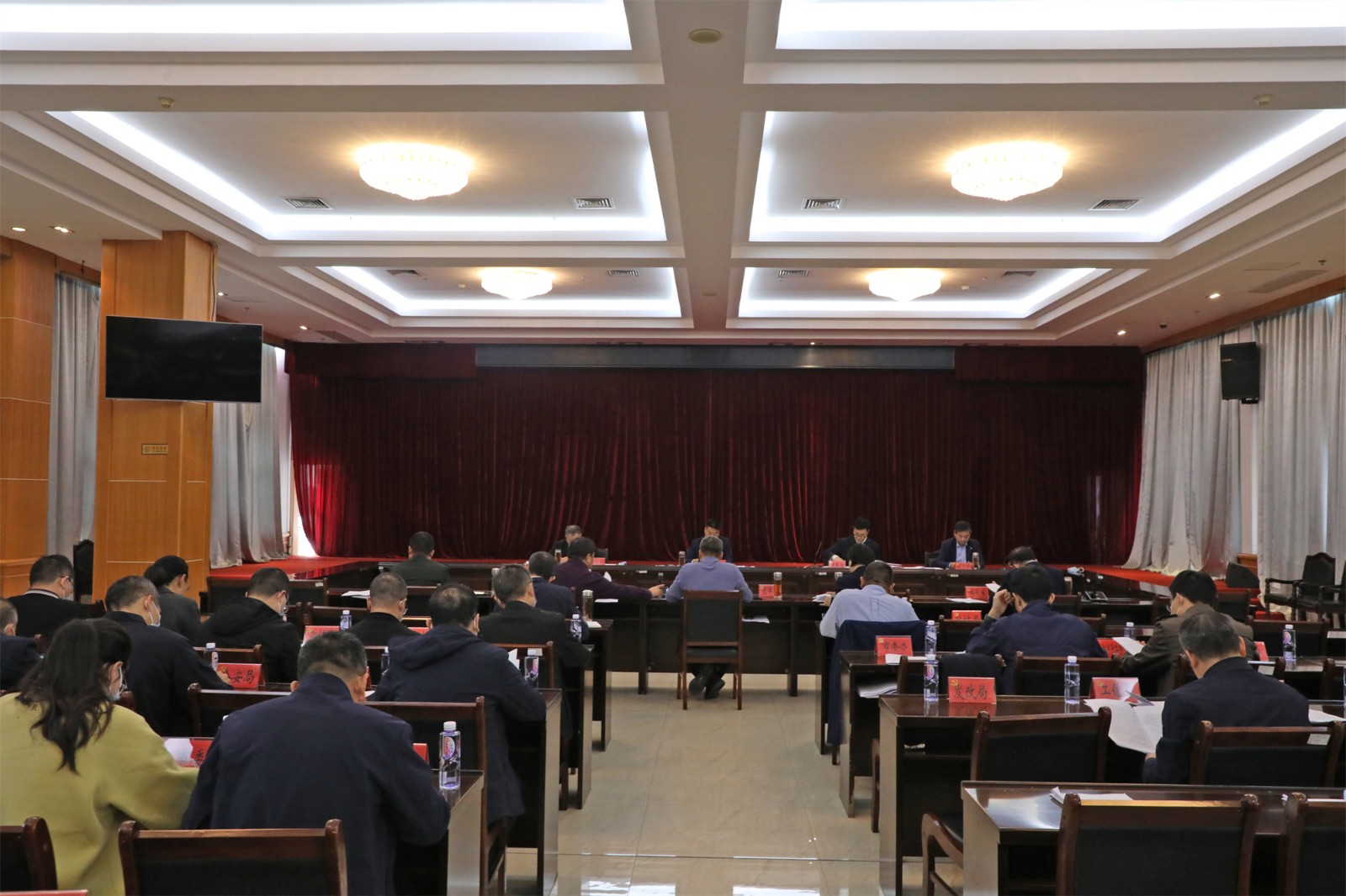 林青主持召開市委常委會(huì)會(huì)議