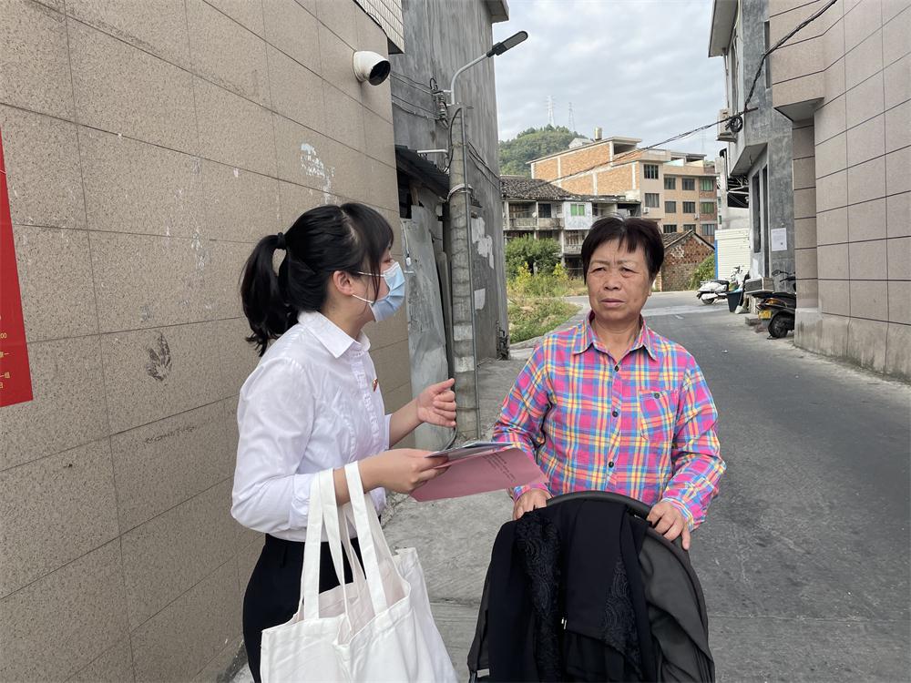 市法院干警深入桐山街道開展養老詐騙防范宣講活動