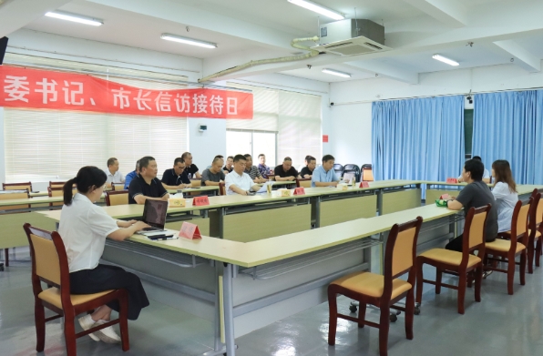 林青在市教師進(jìn)修學(xué)校接待群眾來訪